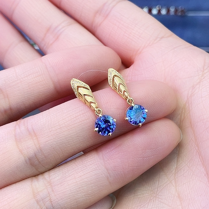 18K金镶嵌坦桑石耳饰1.80克拉