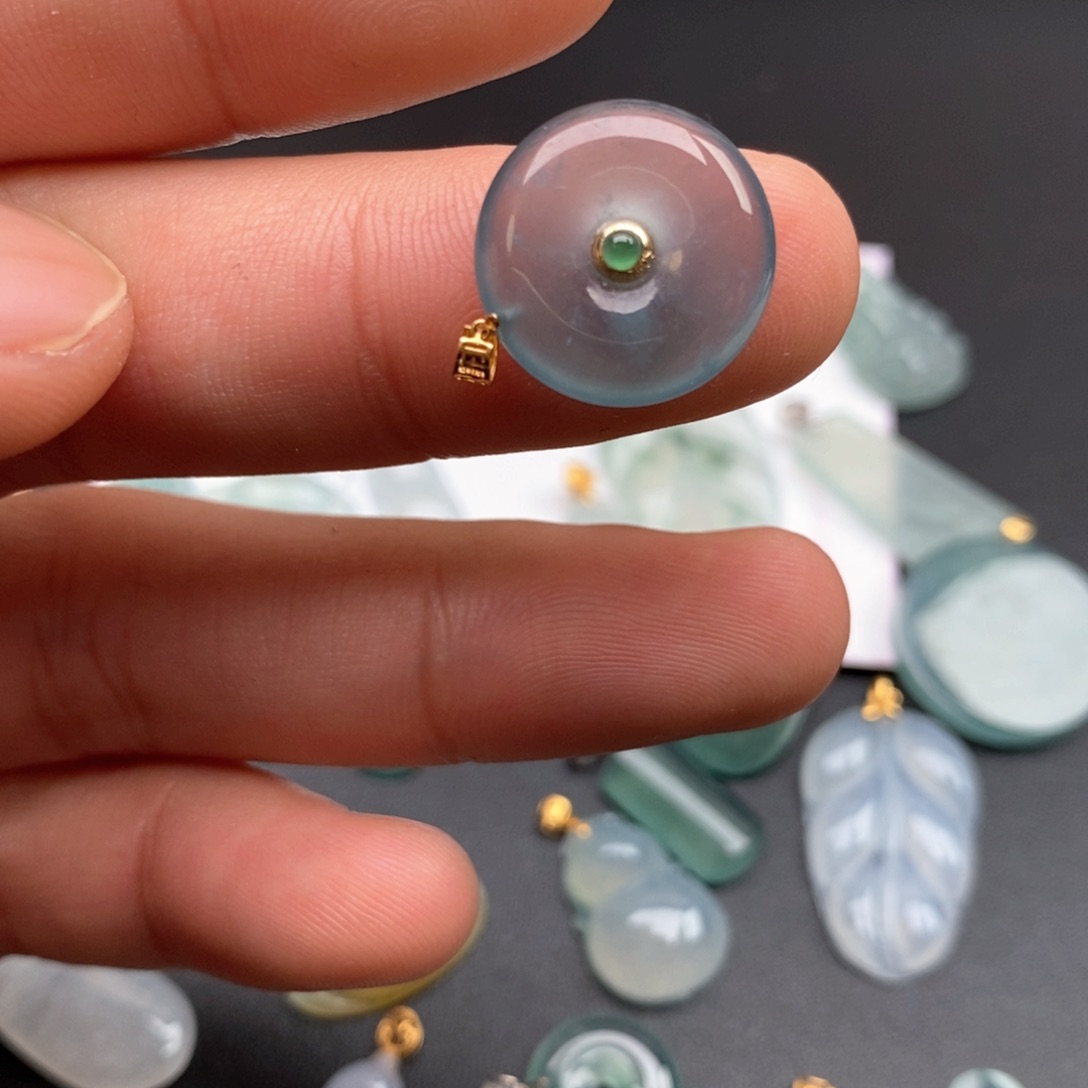 颈饰18K金镶嵌翡翠