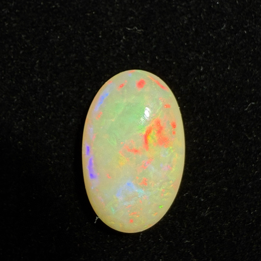 4.865ct天然彩欧泊裸石，尺寸16.1*10.1*5.8mm，颜色美艳，油画般色