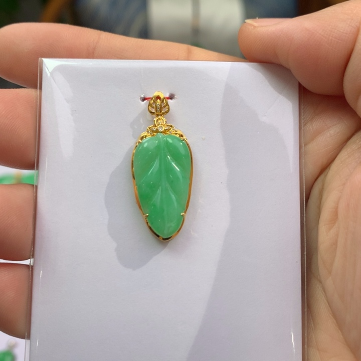 翡翠颈饰18K金镶嵌翡翠吊坠