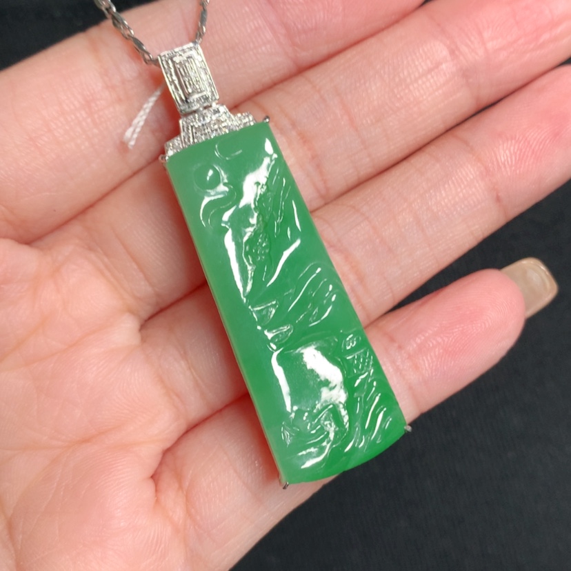 【闪购商品】翡翠18K金镶嵌颈饰山水牌