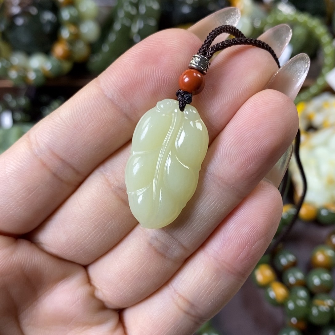 透闪石质玉未镶嵌挂件