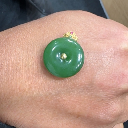 和田玉颈饰18K金镶嵌2.2裸扣