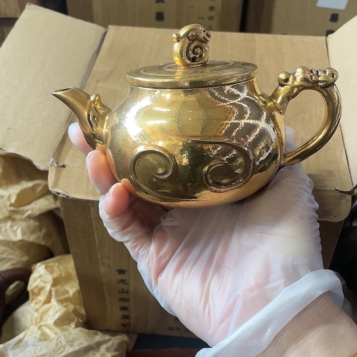 茶壶紫砂原矿泥料纯手工制作的一把紫砂壶。