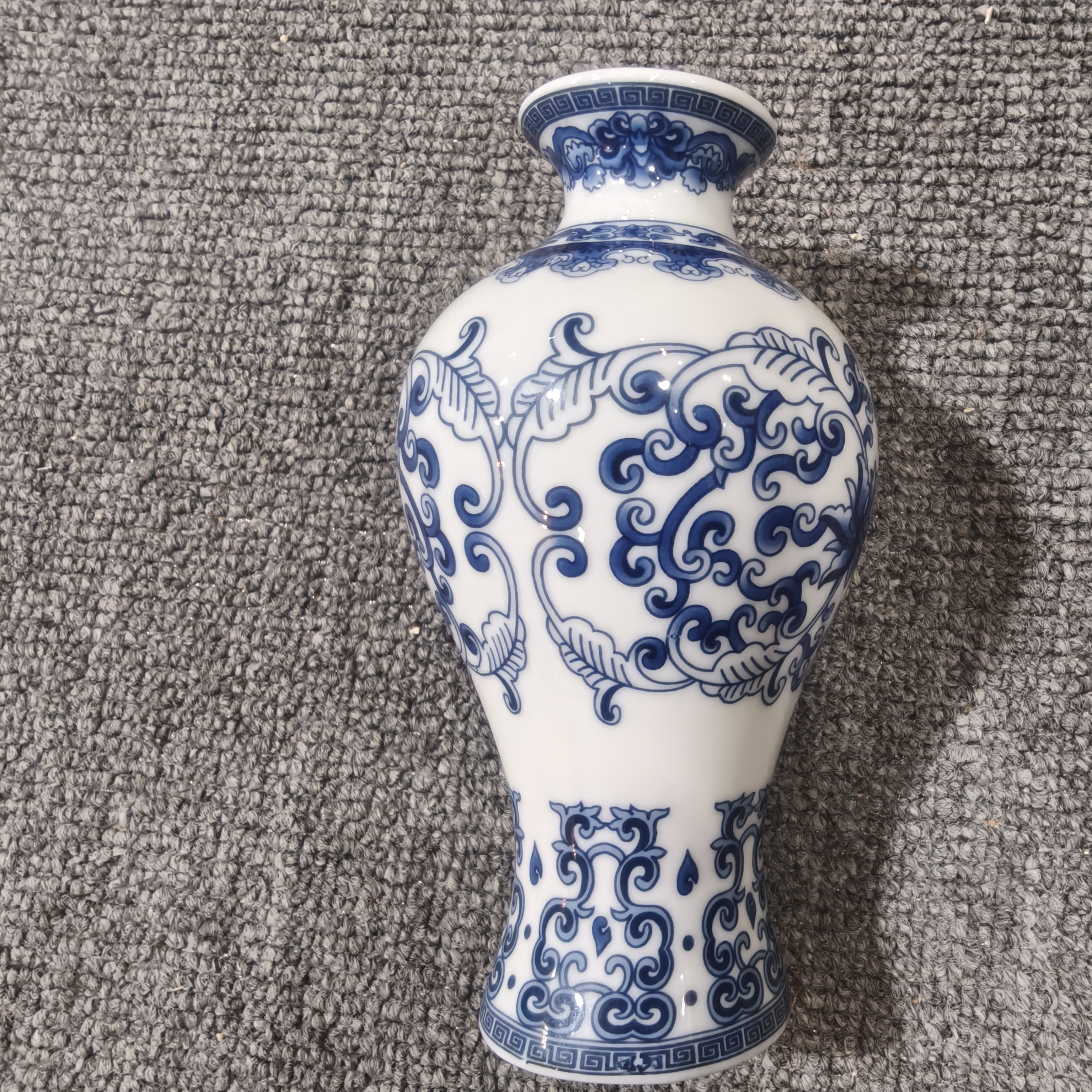 瓷器缠枝莲小花瓶造型独特