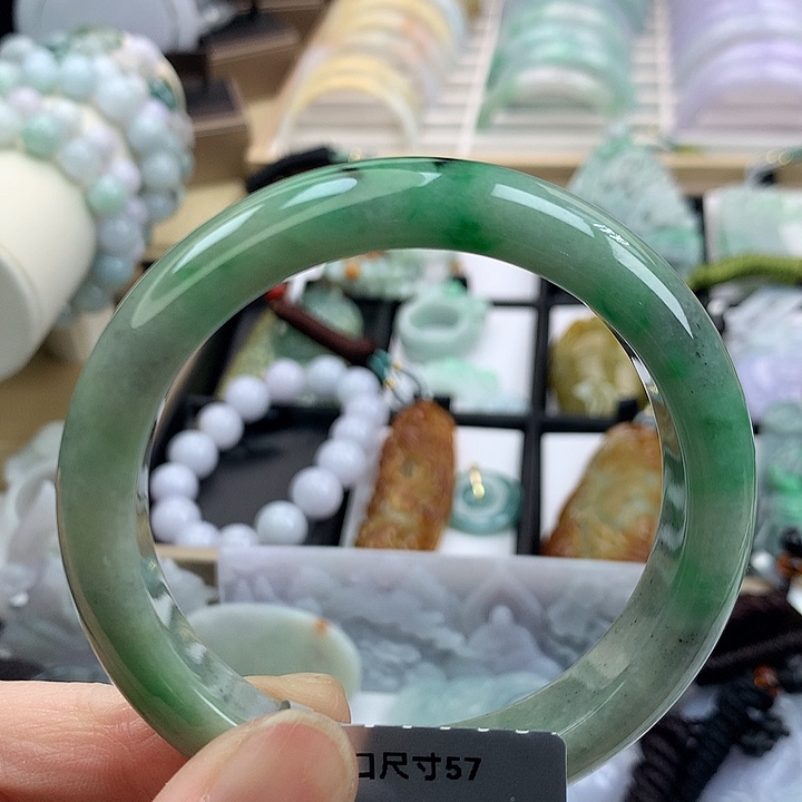 翡翠手镯未镶嵌吊坠