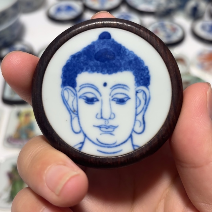 昆***）瓷片佛头挂件一个