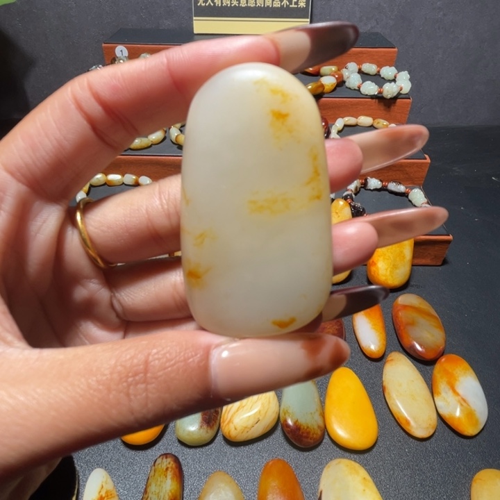 能***和田玉未镶嵌颈饰