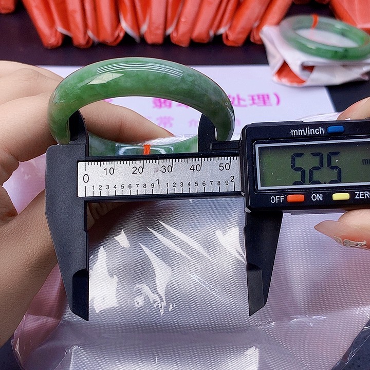 翡翠手镯未镶嵌50。    