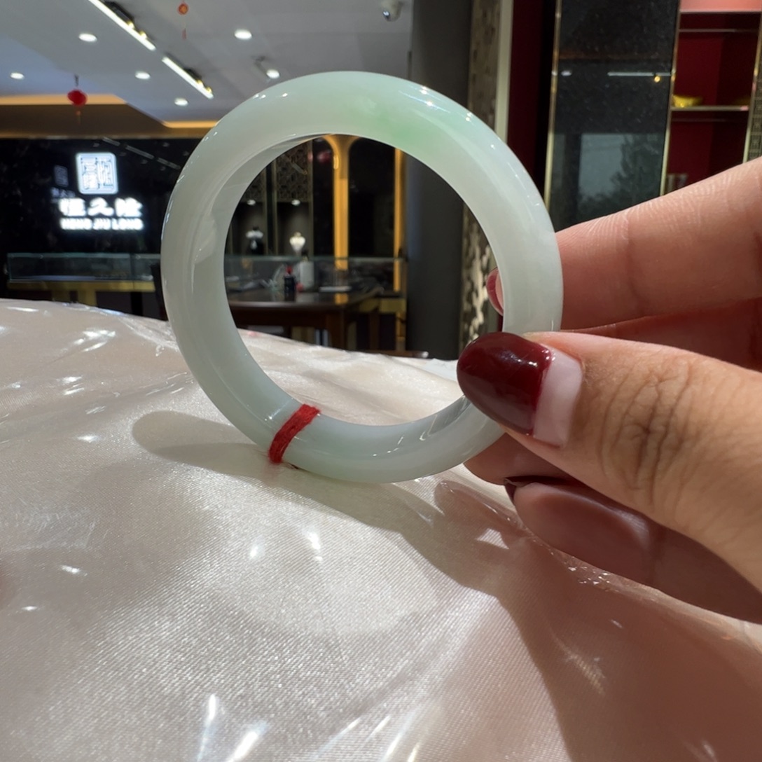 翡翠手镯未镶嵌绿底飘绿花52.7