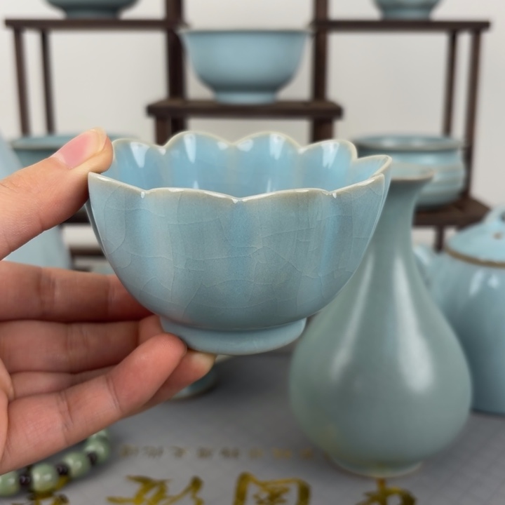 汝窑天青釉莲花杯微瑕