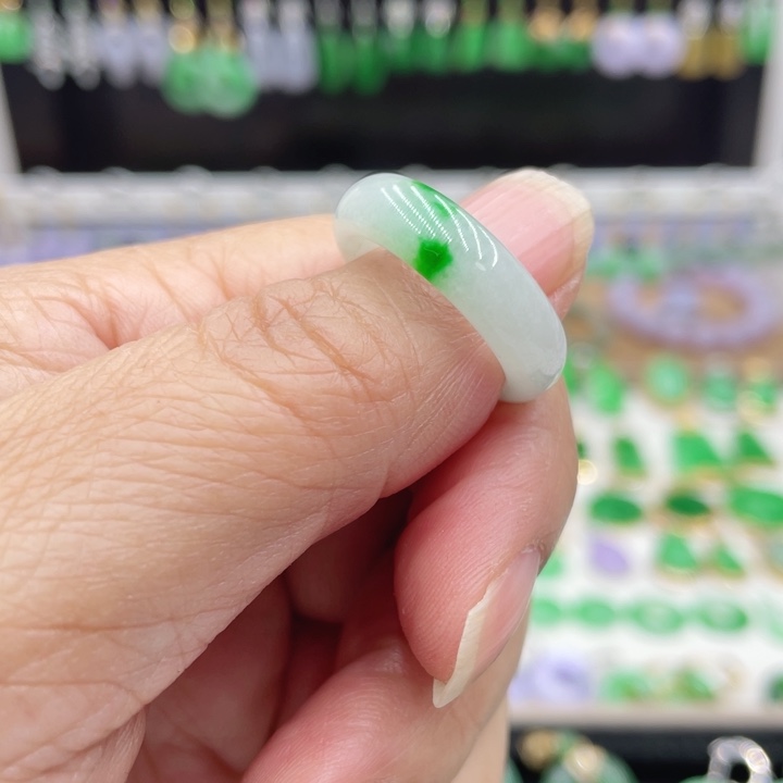 小***@翡翠未镶嵌戒圈的