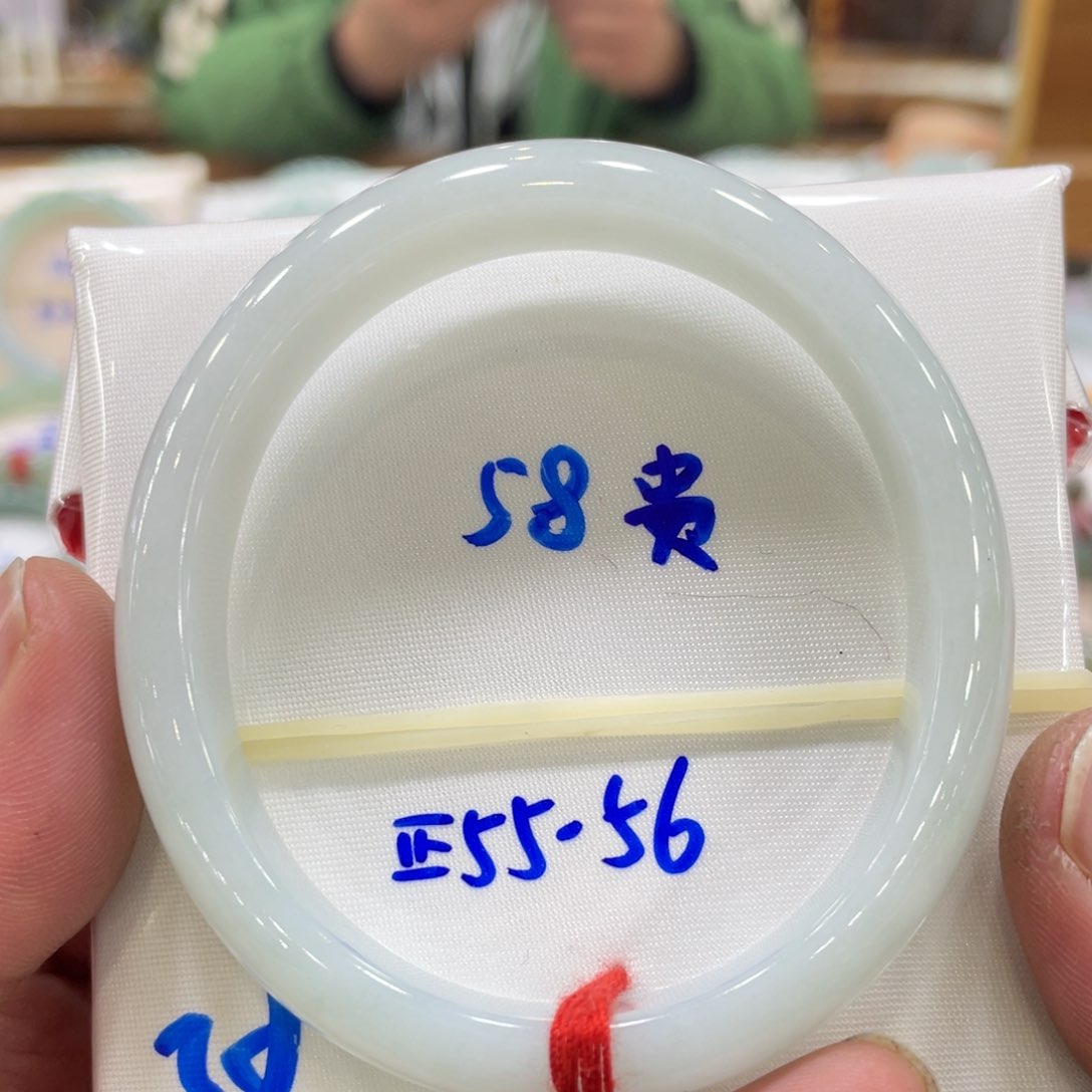 翡翠手镯未镶嵌翡翠