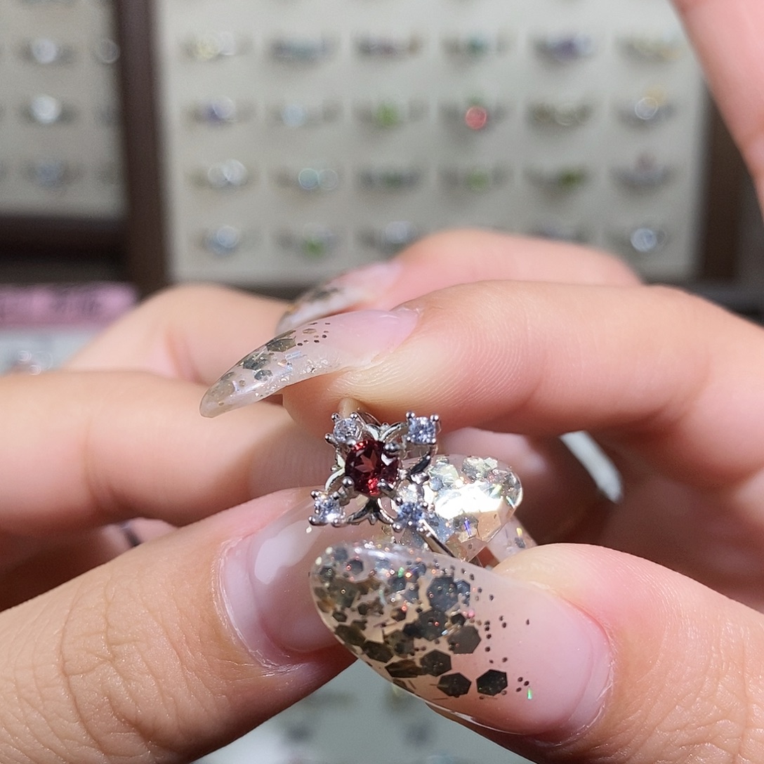 在***生银S925镶嵌水晶戒指