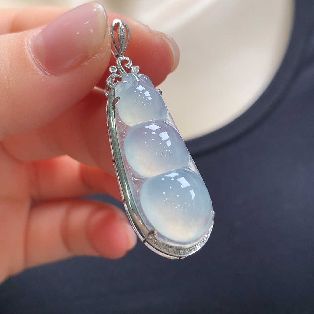 翡翠18K金镶嵌颈饰福豆