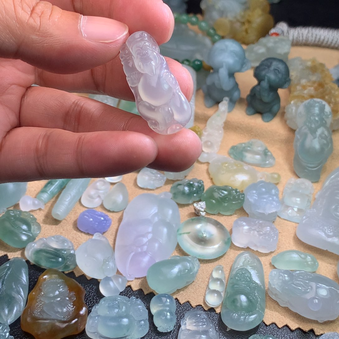 翡翠未镶嵌颈饰财神