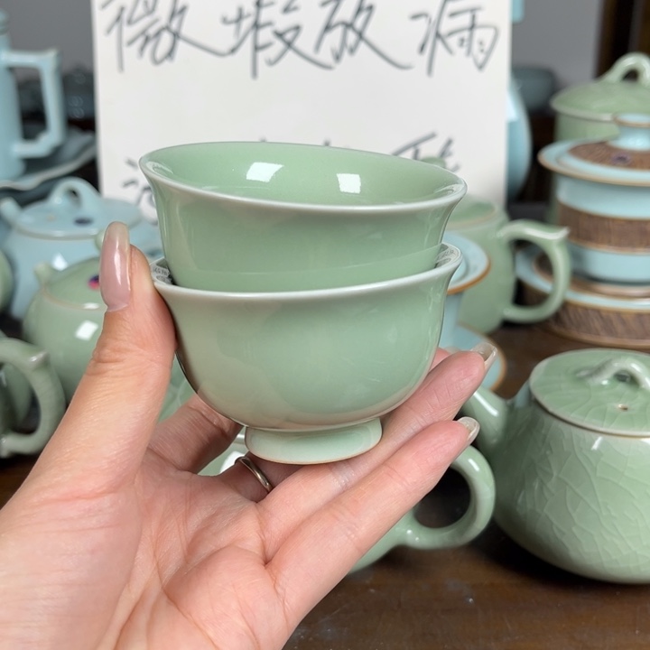 抖***抖不开片豆绿压手杯