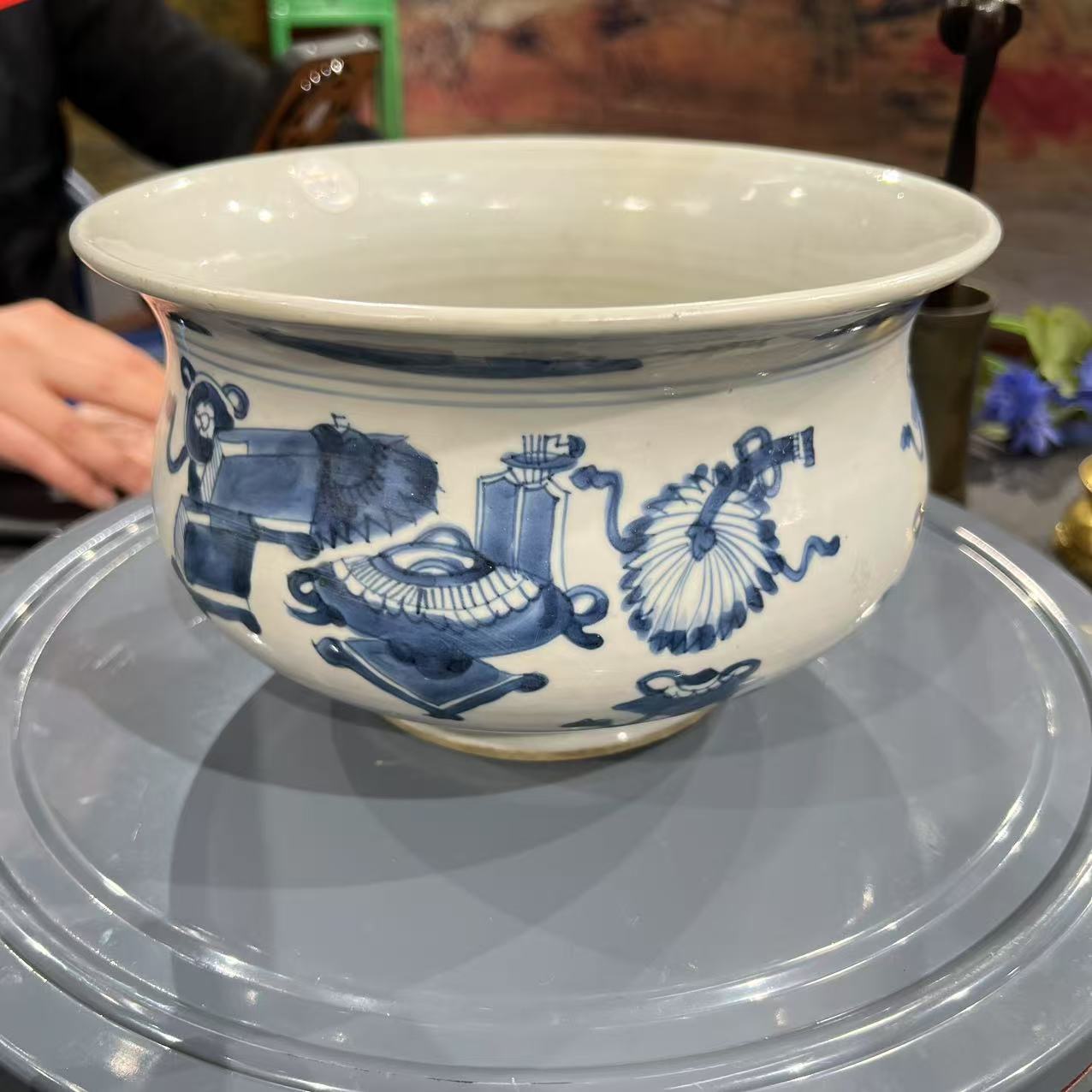Lot26:  青花博古纹香炉D: 21.8cm