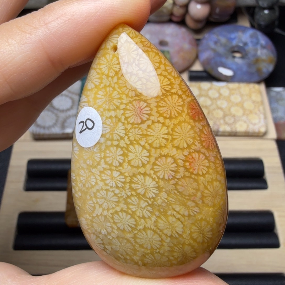 硅化玉未镶嵌飘红的黄色立体花