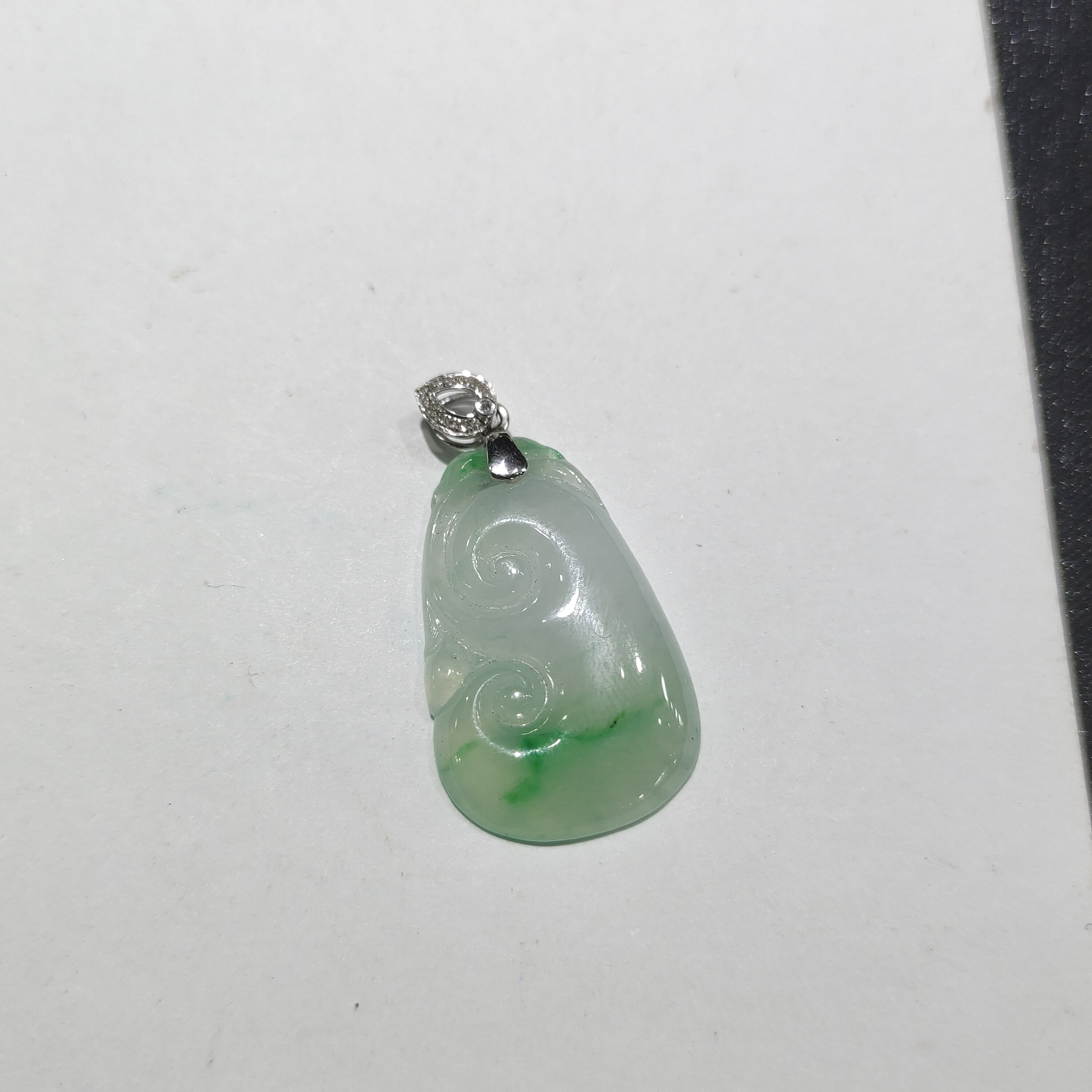 缅甸一手天然翡翠冰飘阳绿小如意，种老水足颜色鲜艳夺目，上身超赞