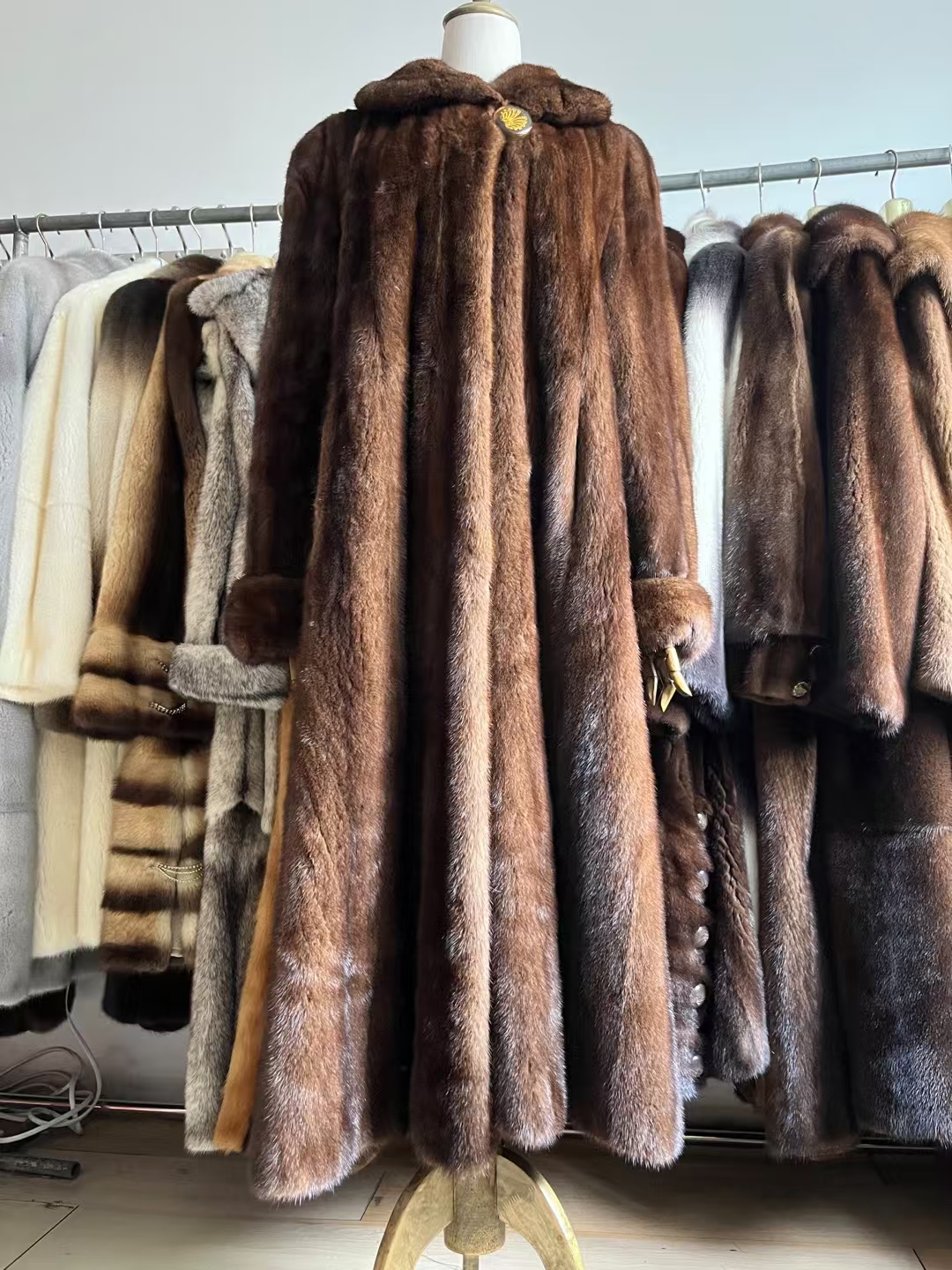 咖啡色貂皮大衣女挽袖款长款整貂领款 胸围120衣长118