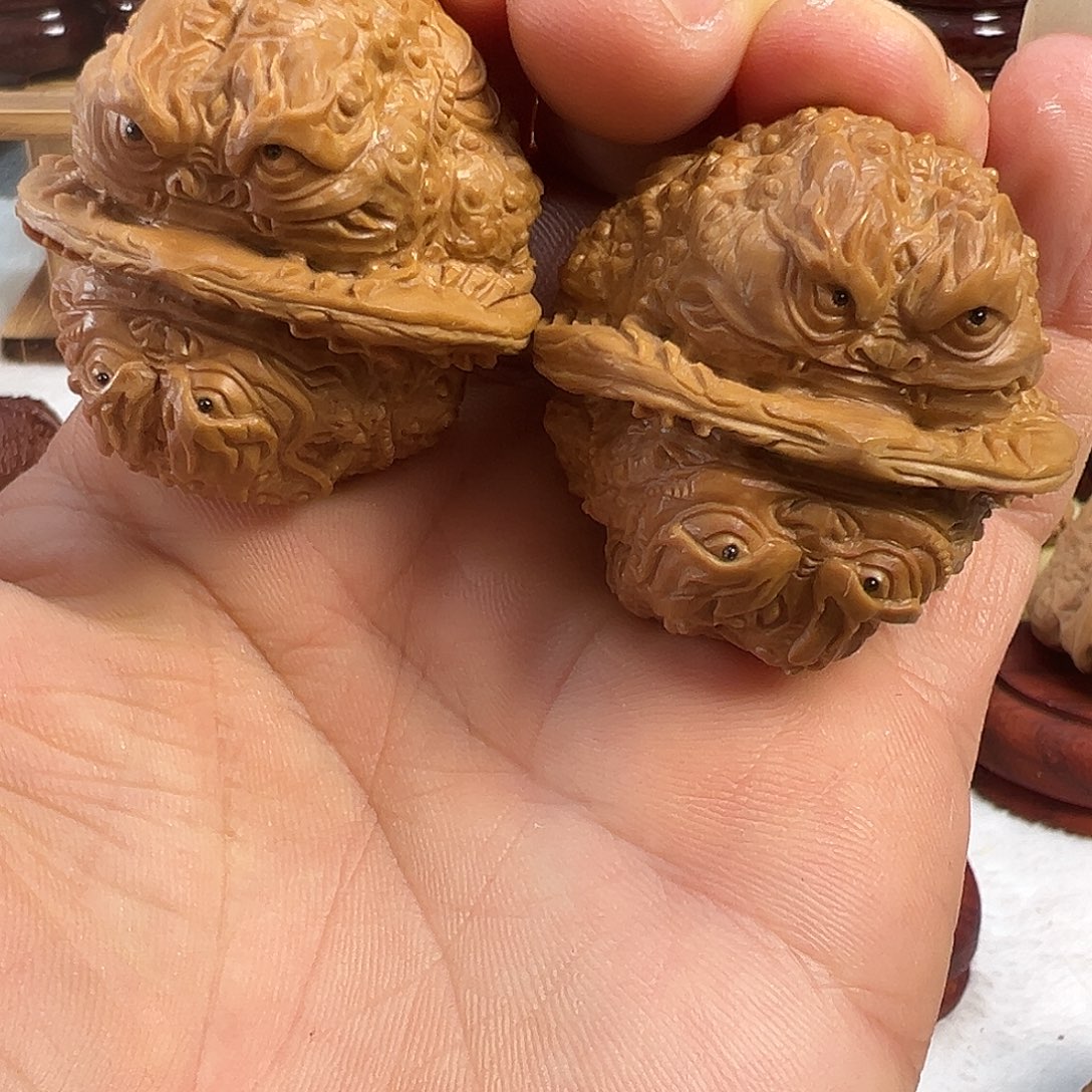 琦***缘核桃雕刻蛤蟆头满工