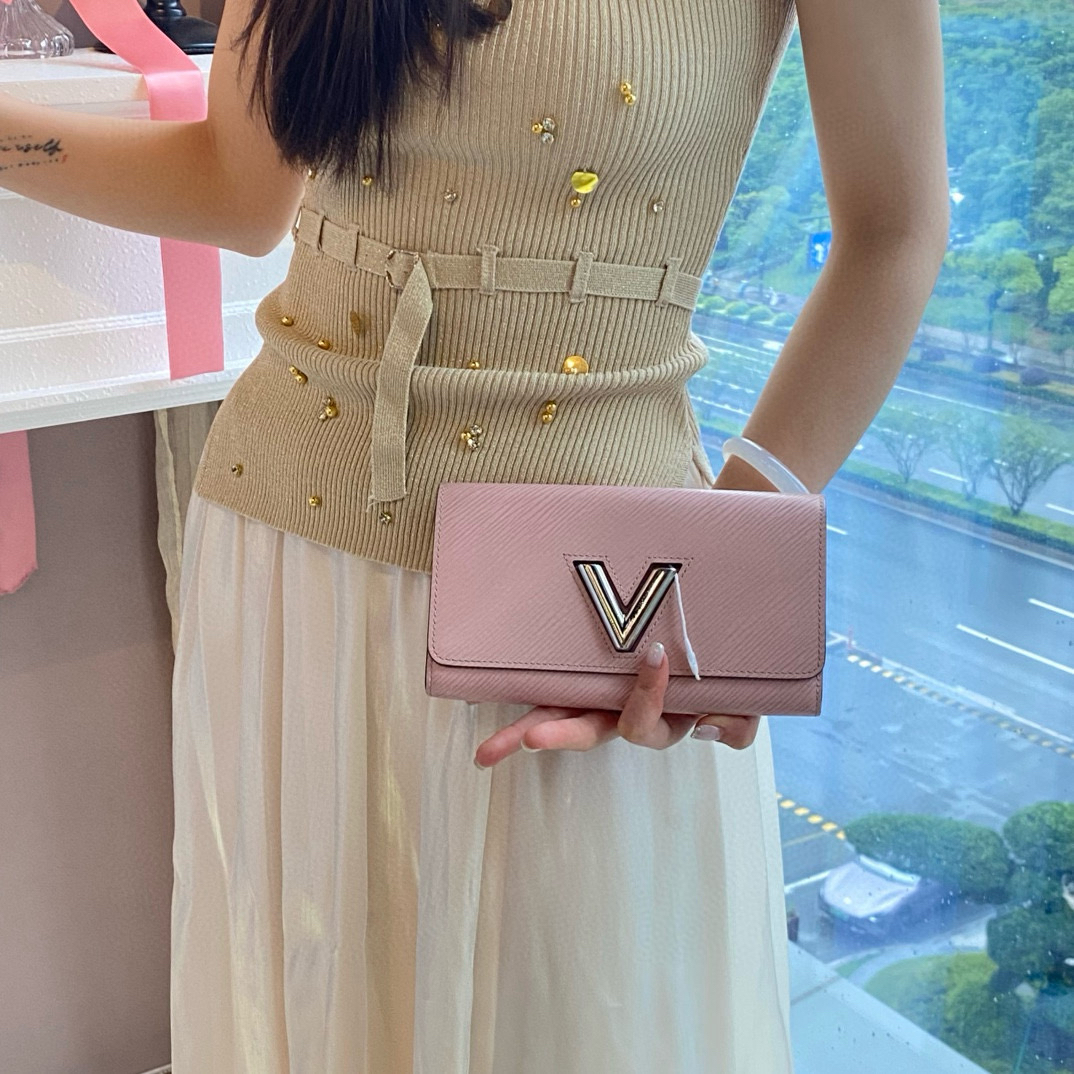 95新 LouisVuitton/路易威登 lv皮粉色twist水波纹长款钱包
