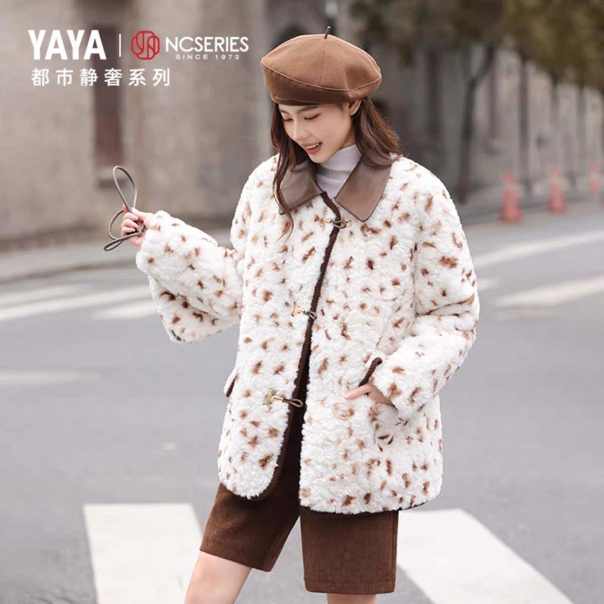 YAYA/鸭鸭羽绒服女中长款秋冬时尚羔羔绒拼接厚外套YE4B617869M