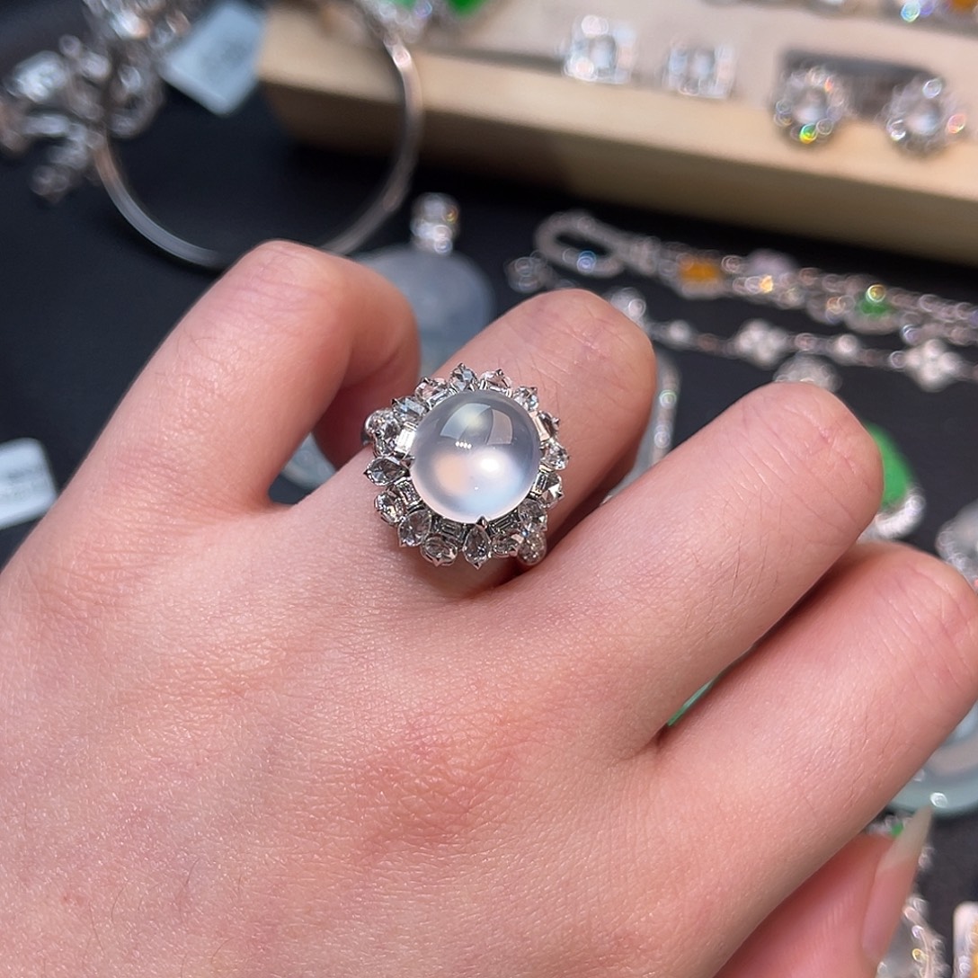 翡翠18K金镶嵌戒指蛋面