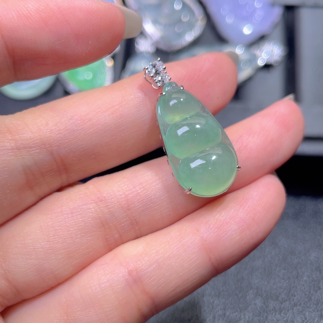 颈饰18K金镶嵌翡翠翡翠