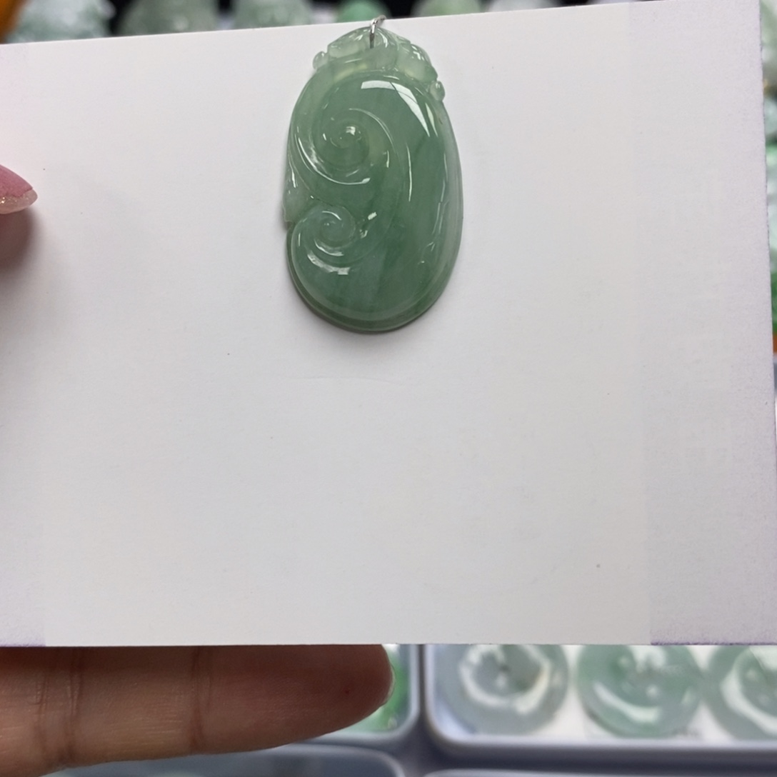 翡翠颈饰未镶嵌如意