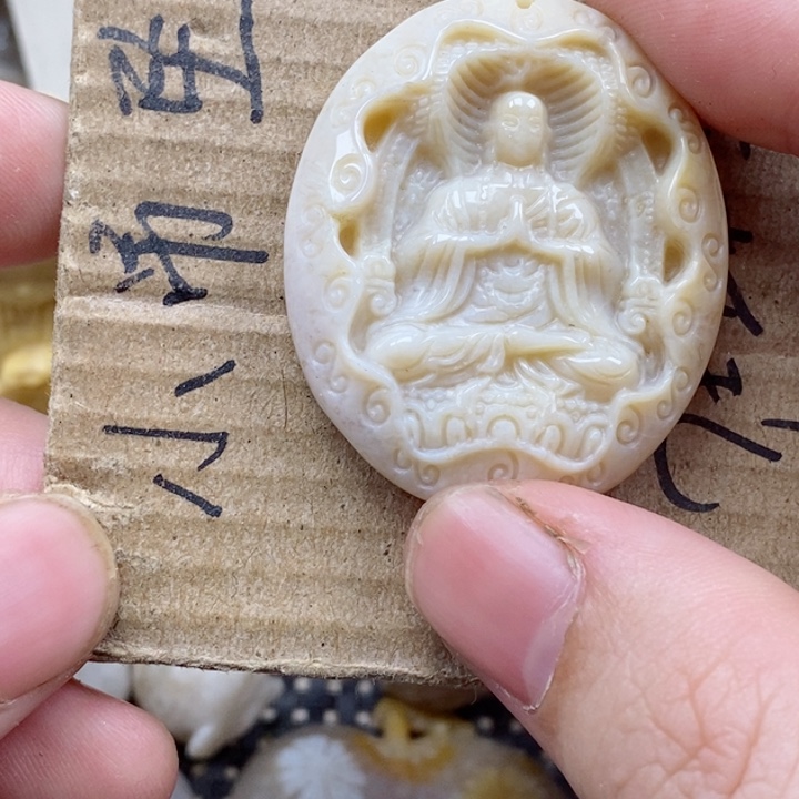 颈饰未镶嵌硅化珊瑚（珊瑚玉）k****的