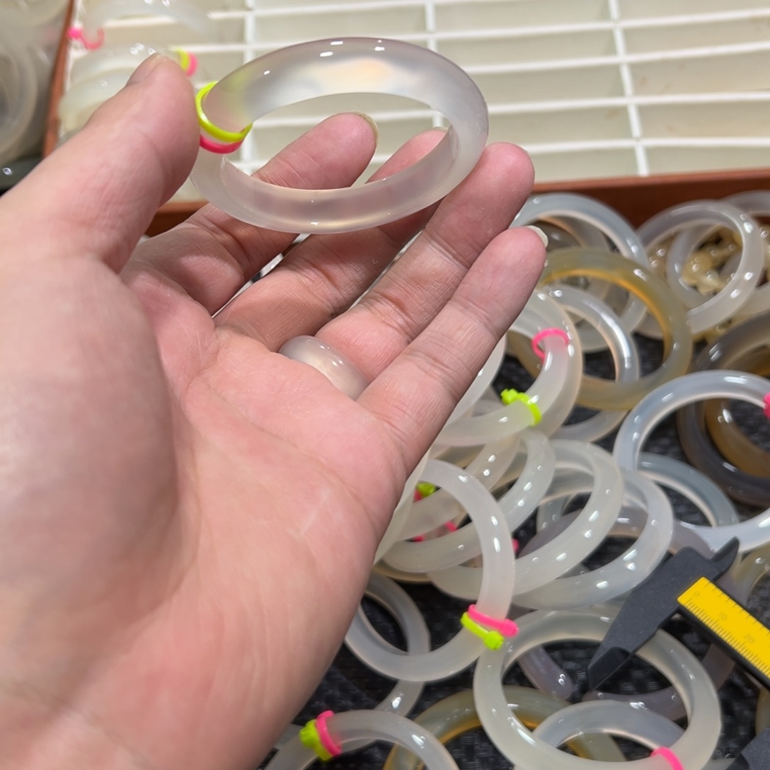 玛瑙/玉髓未镶嵌手镯51圈有包容1.9