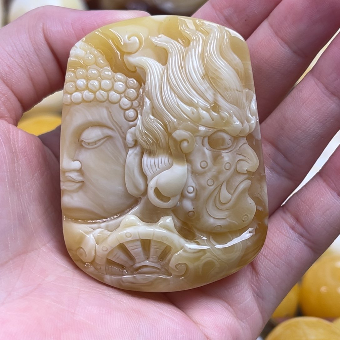 琥珀裸石未镶嵌一念之间