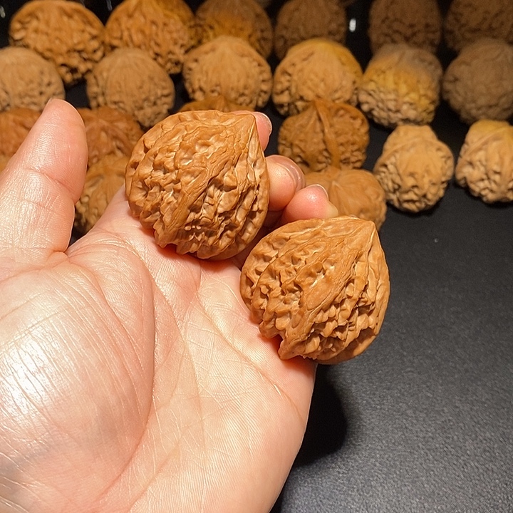 文玩核桃吊坠血灯笼