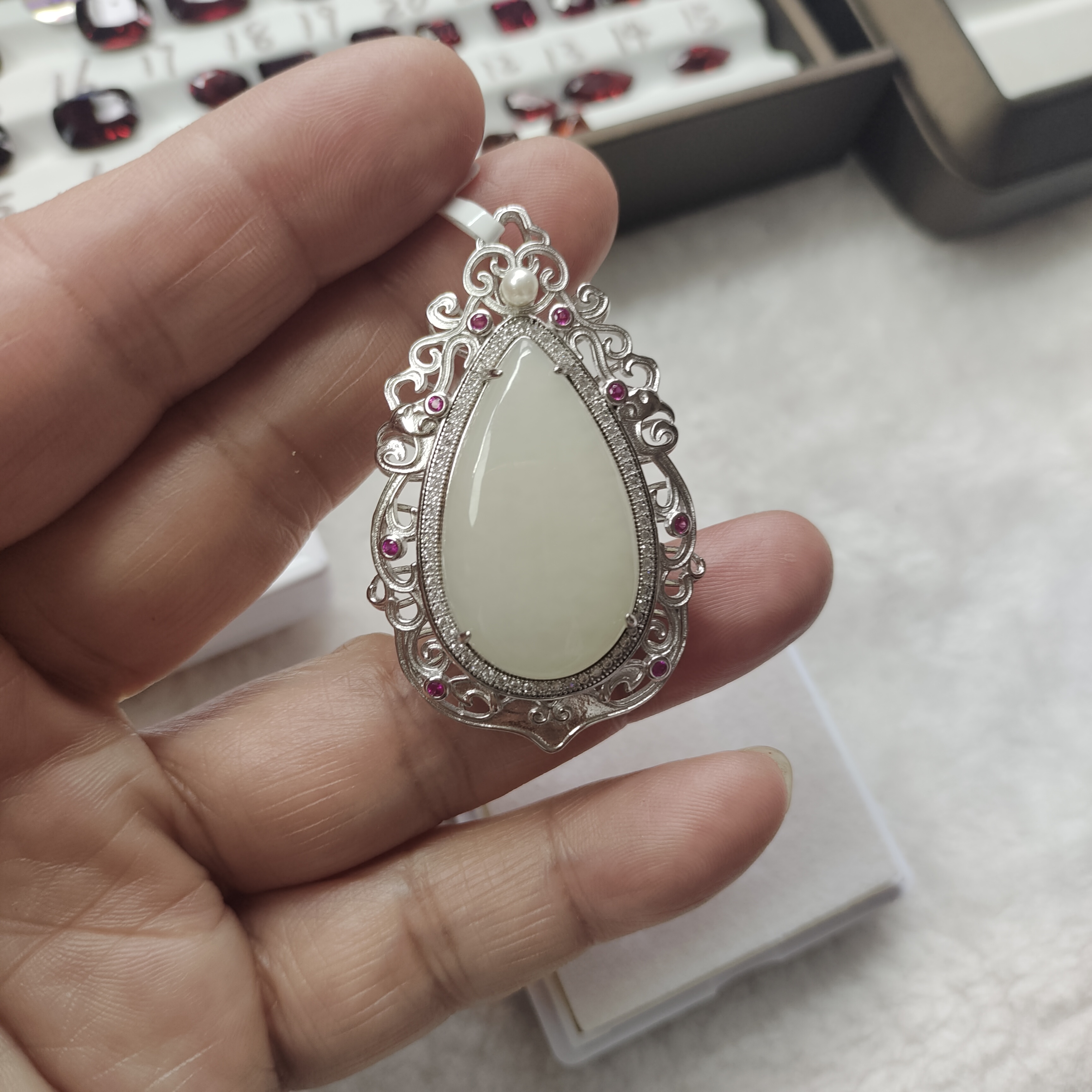 S925银镶嵌和田玉豪华吊坠