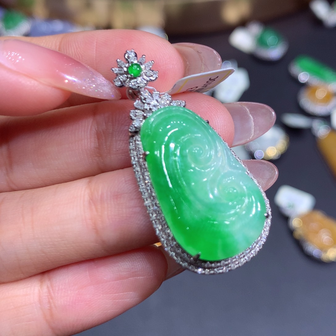 翡翠吊坠(赠链)18K金镶嵌