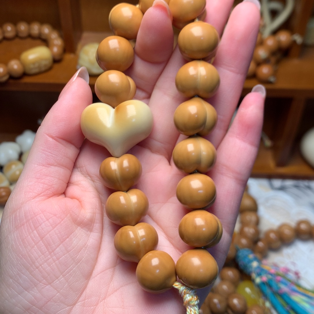 张***∙猴头核桃吊坠15高定屁桃手持白爱心