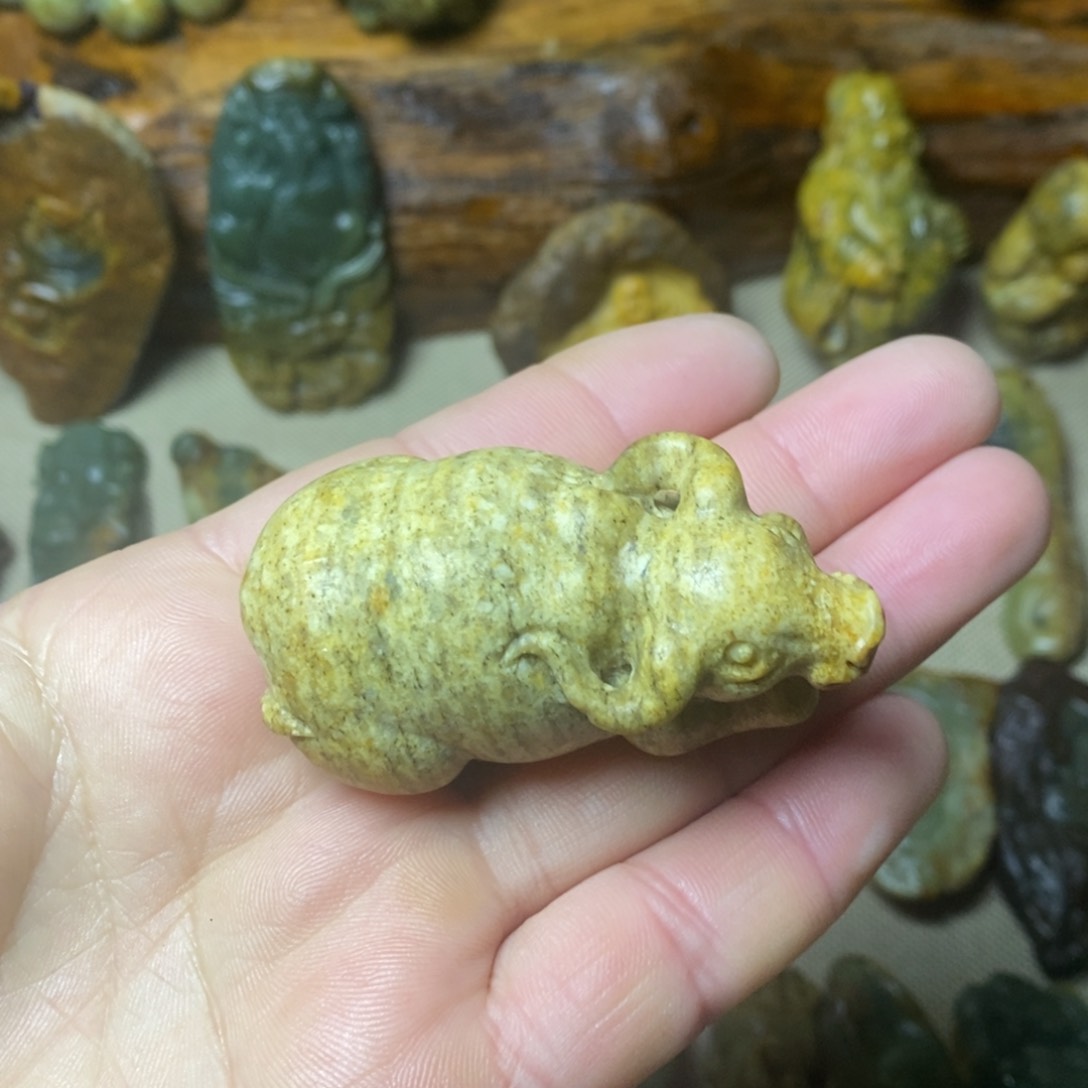 颈饰未镶嵌岫岩河磨玉（透闪石质玉）