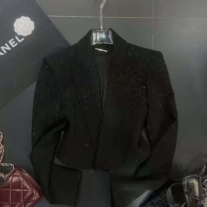 【莫妮卡卡】2025春季轻奢时尚百搭烫钻长袖短款西装外套W35050