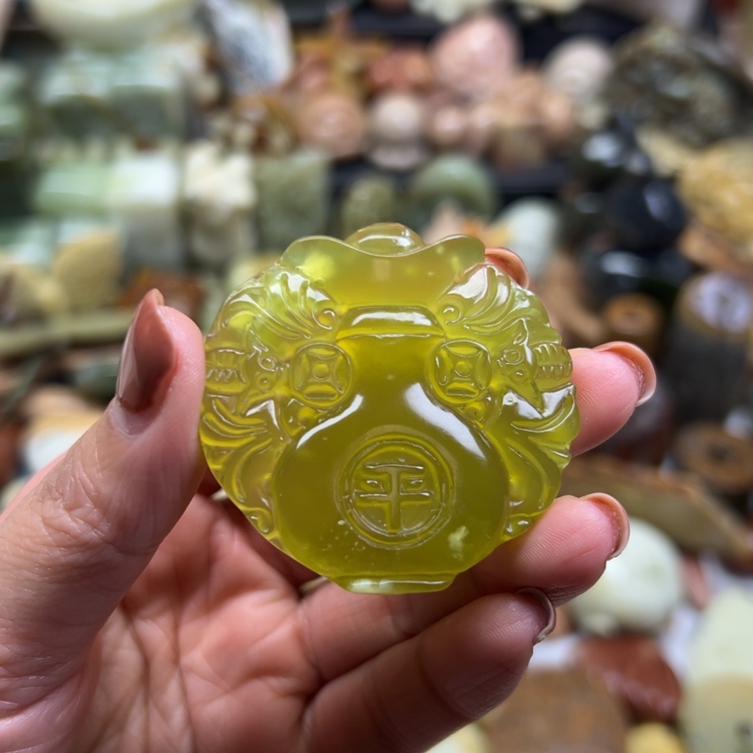 柠***妈岫玉未镶嵌颈饰黄金玉瓶