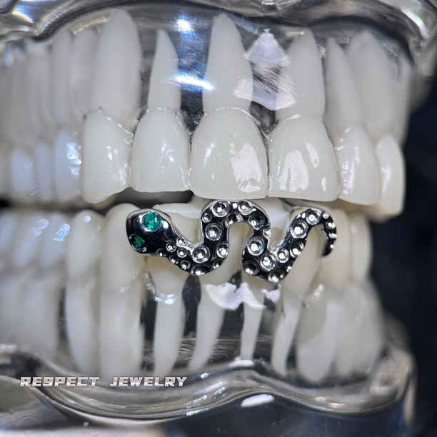 铜合金锆石吊坠 通用版钻牙套灵蛇美式嘻哈钻牙饰品