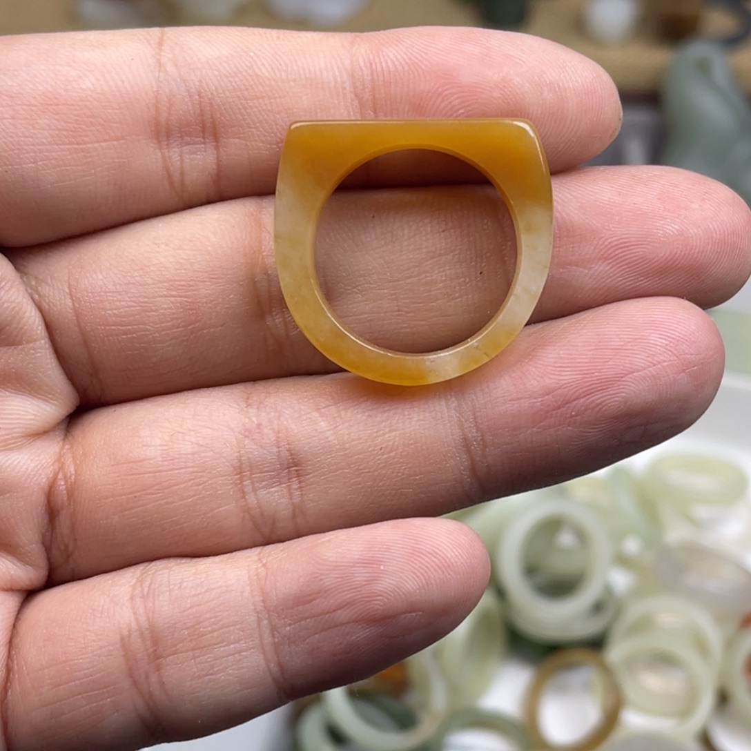 奀***和田玉未镶嵌颈饰