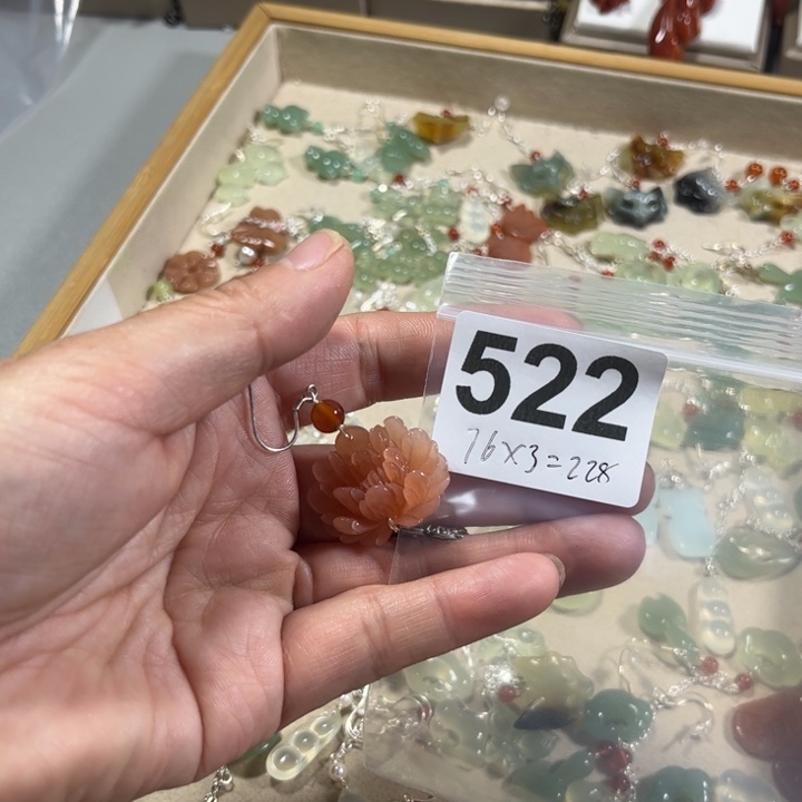 蛇纹石玉耳饰未镶嵌雪****）