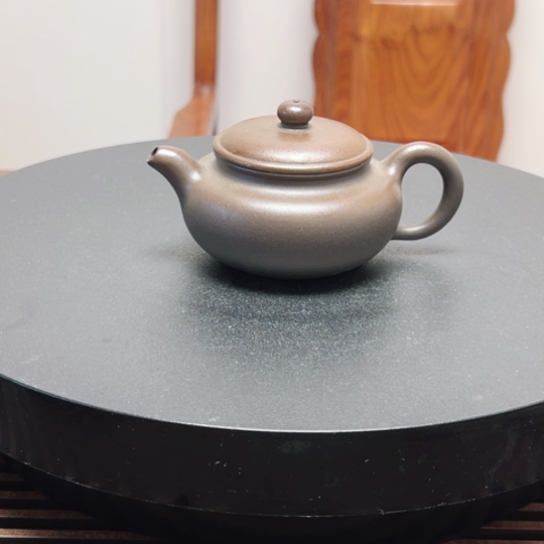 茶壶紫砂黄龙山原矿底槽清柴烧（140 cc）