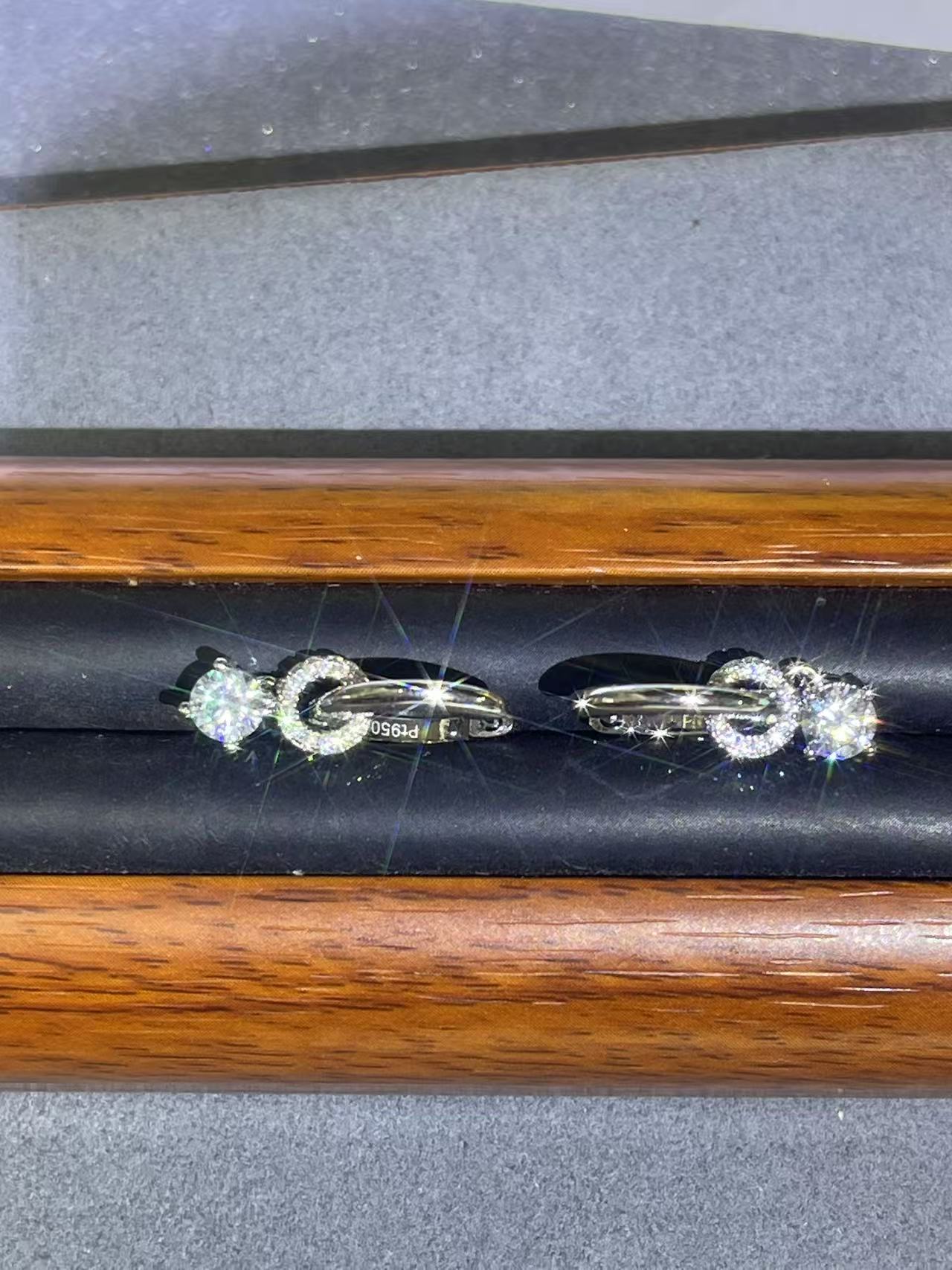 a2619白色流苏四爪耳扣多样性发货