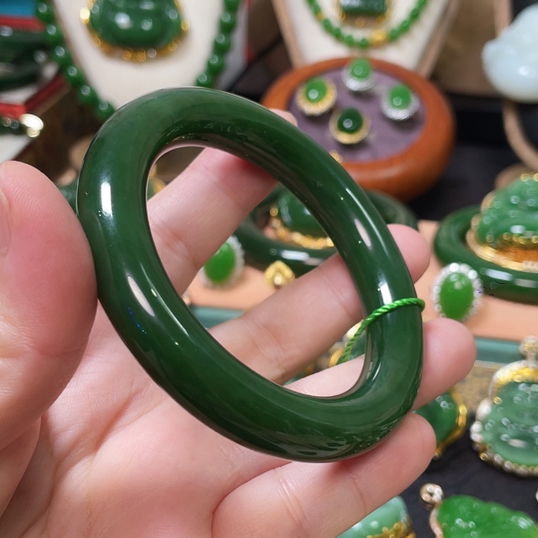 蔷***薇和田玉（碧玉）未镶嵌颈饰辣阳绿手镯56