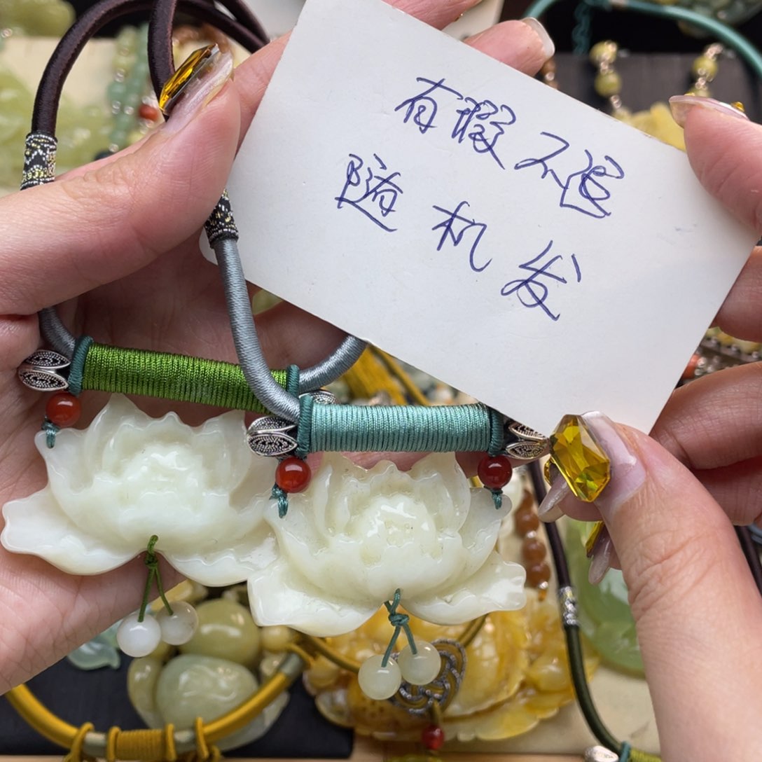 蛇纹石玉颈饰未镶嵌