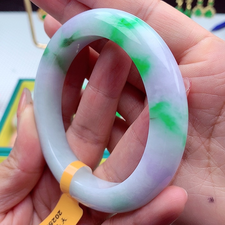 翡翠手镯未镶嵌翡翠