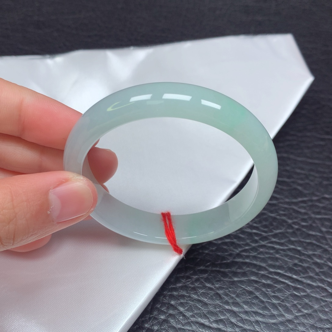 翡翠手镯未镶嵌贤**姐。